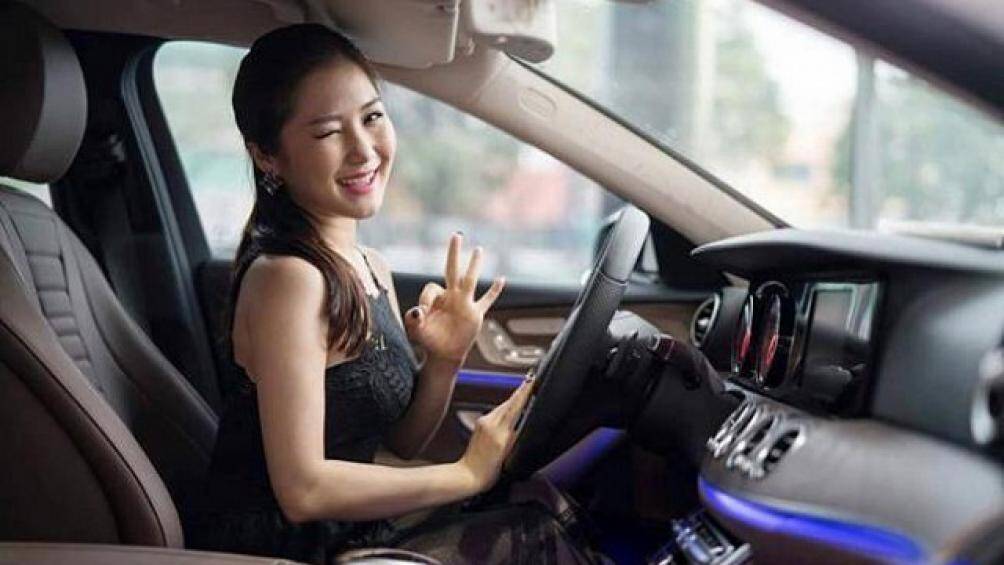 Hương Tràm ngồi trong xe tạo dáng đáng yêu
