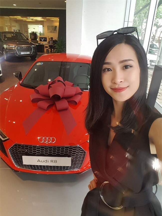 Hay như Đông Nhi, selfie với chiếc Audi mới mua ngay tại cửa hàng, vừa khoe được xe mới, vừa thấy được cận cảnh khuôn mặt rạng rỡ