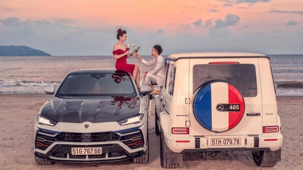 Cặp đôi uống rượu và dành cho nhau cử chỉ ngọt ngào