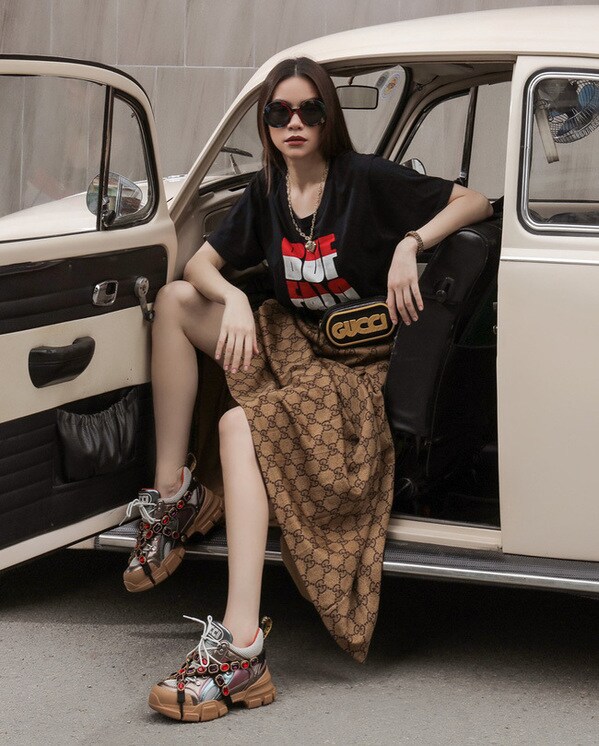 Hồ Ngọc Hà cũng vô cùng xinh đẹp trong khoảnh khắc này, cô diện cả "cây" Gucci, mở cửa xe ngồi dáng "tổng tài"