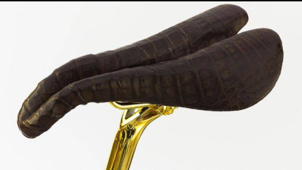 Yên xe cũng được chế tác cầu kỳ với lớp da cá sấu màu nâu chocolate