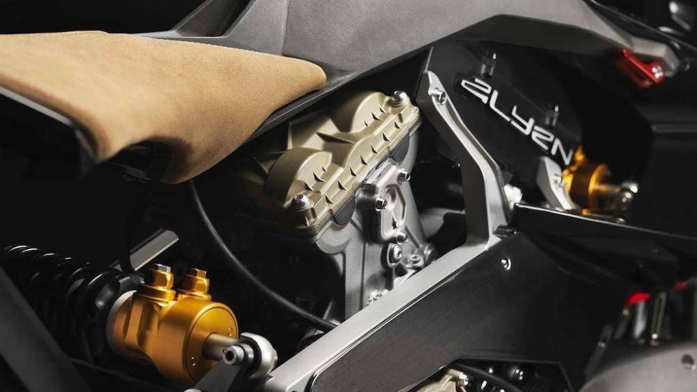 Trong khi giảm xóc sau cũng là dòng Push Rod như phía trước nhưng chỉ là giảm xóc đơn