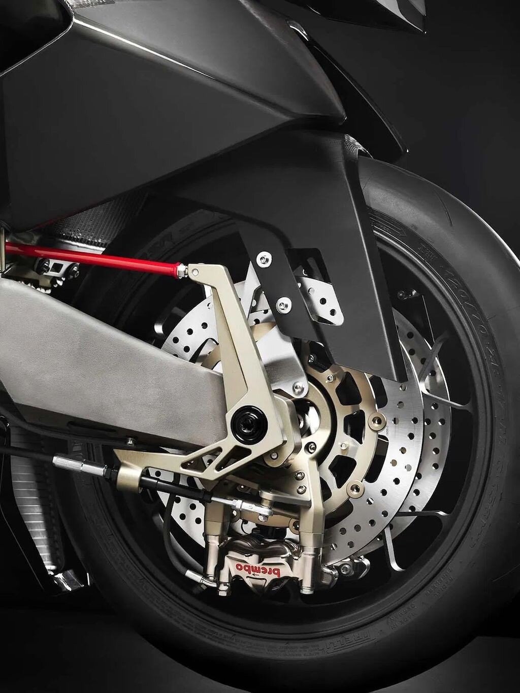 Hỗ trợ sự an toàn là hệ thống phanh Brembo GP4 vốn nổi tiếng trong các dòng xe đua WorldSBK