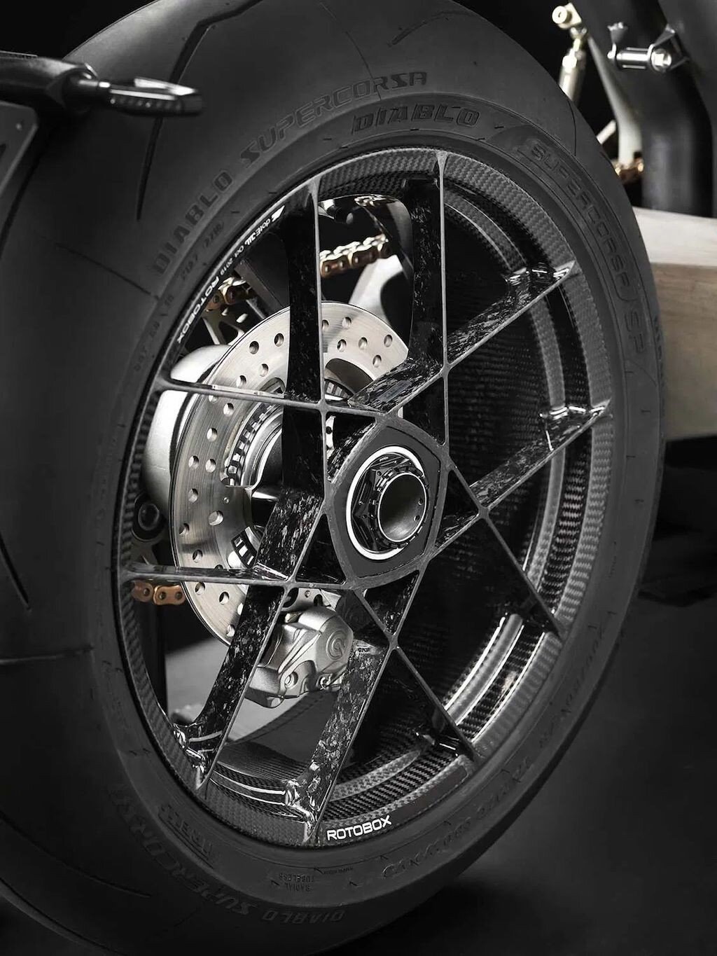 Vyrus Alyen sử dụng bộ vành carbon từ thương hiệu Robobox, loại Bullet 17 inch