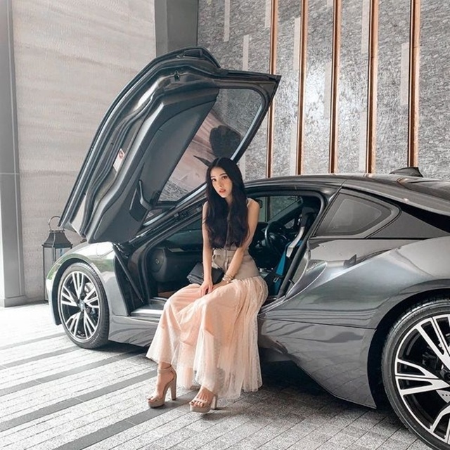 Cô gái từng học quản trị kinh doanh ở ĐH Exeter (Anh), có bằng quản trị nhà hàng, khách sạn tại một trường danh tiếng ở Thụy Sỹ