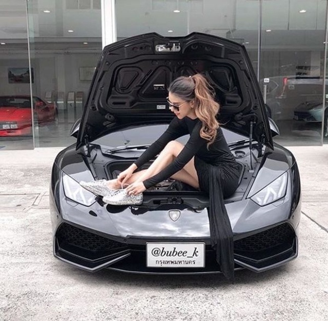 Hiện tại, cô nàng đã về nước làm CEO của Varithorn Boutique – một thương hiệu thời trang danh tiếng ở Thái Lan