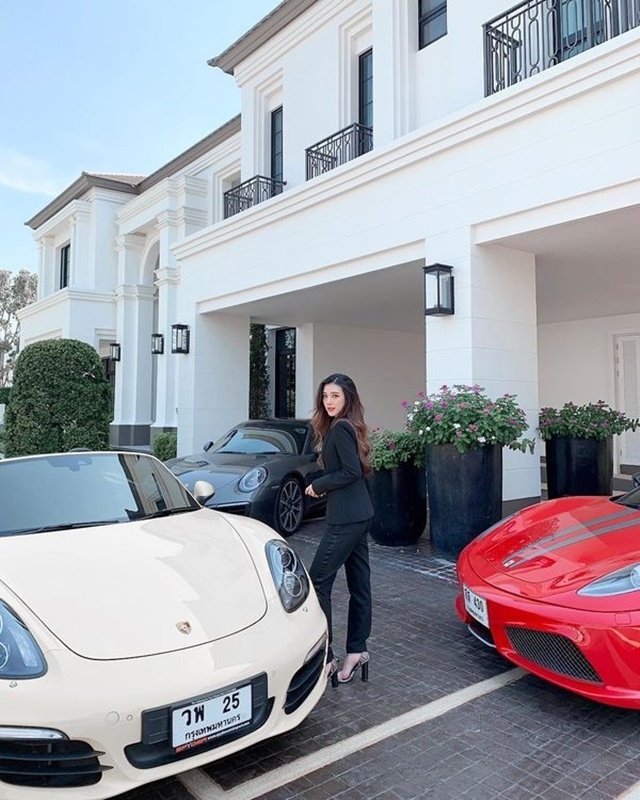 Trong dàn siêu xe của mình, Bubee cho biết cô yêu thích nhất là chiếc Porsche Boxster