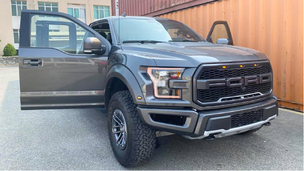 Sau khi Ford F-150 Raptor SuperCab mới được đưa về Việt Nam đóng các loại thuế phí như xe con, giá trị của xe có thể lên tới trên 4 tỷ đồng