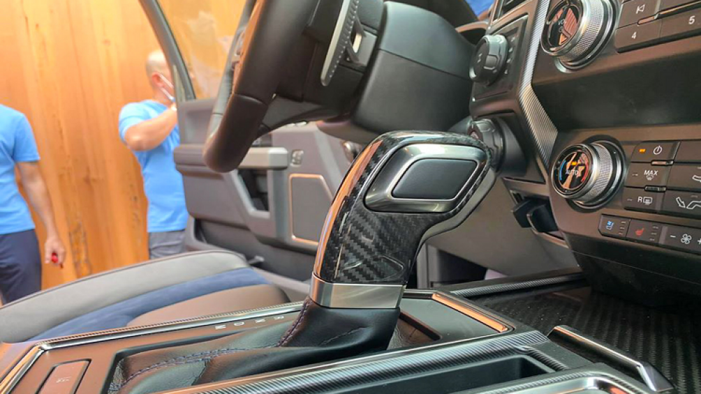 Trang bị bộ ghế thể thao hàng hiệu Recaro mới kết hợp da và vải Alcantara với đường chỉ khâu nổi bật, trang trí bằng sợi carbon...