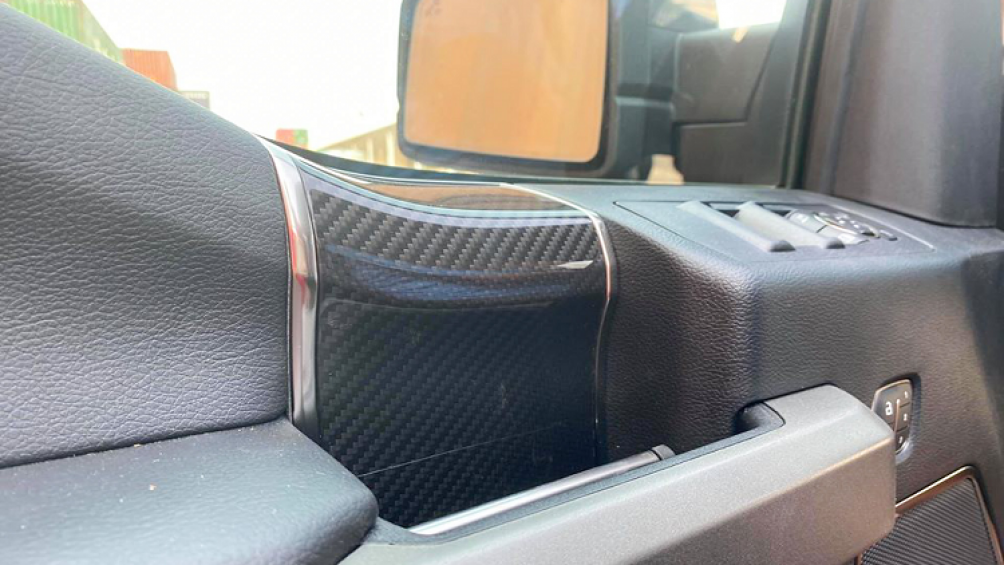 Cabin Ford F-150 Raptor cung cấp chỗ ngồi rộng rãi cho 5 người lớn. Ghế trước có thể điều chỉnh điện 8 hướng dành cho người lái