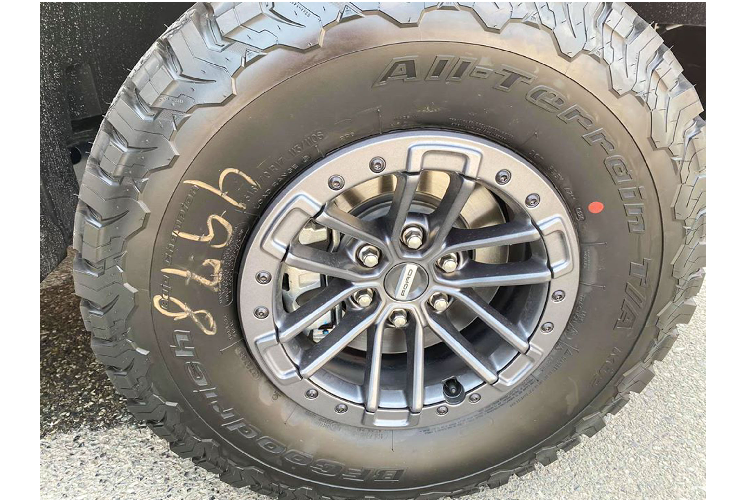 Tất cả 4 bánh đều sử dụng phanh đĩa đi cùng với hệ thống lái trợ lực điện