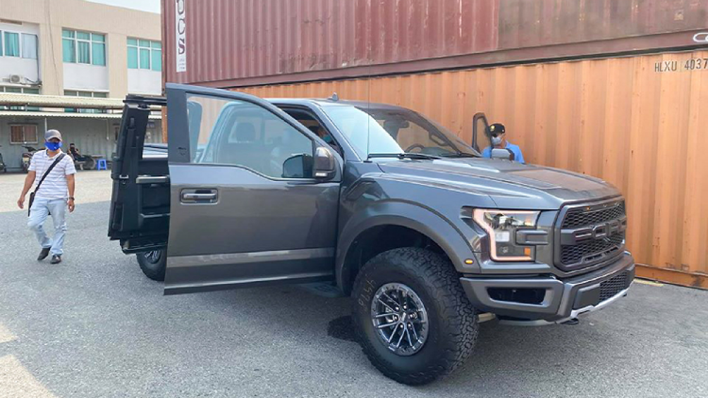 Ford F-150 Raptor còn sở hữu hệ thống kiểm soát New Trail Control tự động kiểm soát điều khiển động cơ, mô-men xoắn và phanh phù hợp cho từng bánh xe