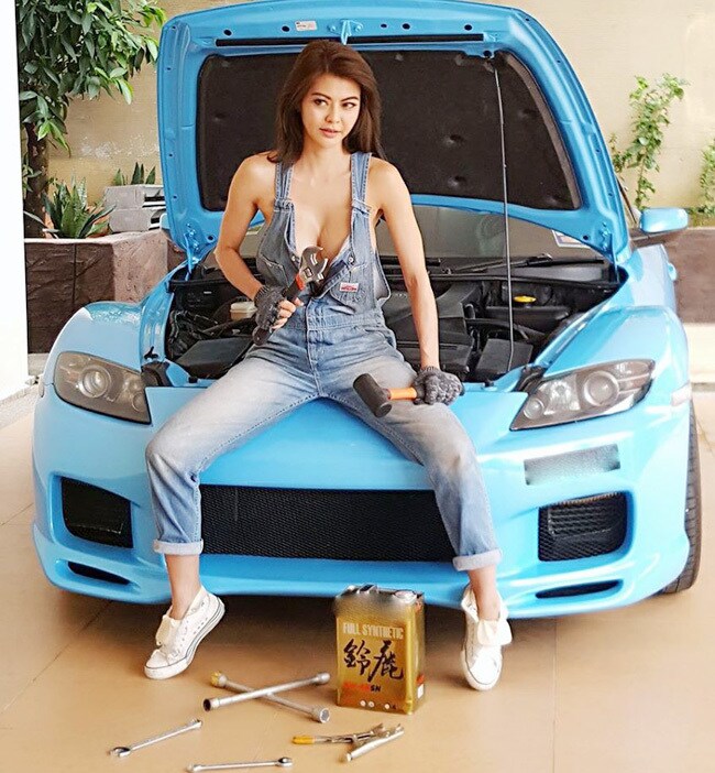 Cô nhiều lần gây chú ý khi xuất hiện trong các bộ đồ bơi rực rỡ sắc màu