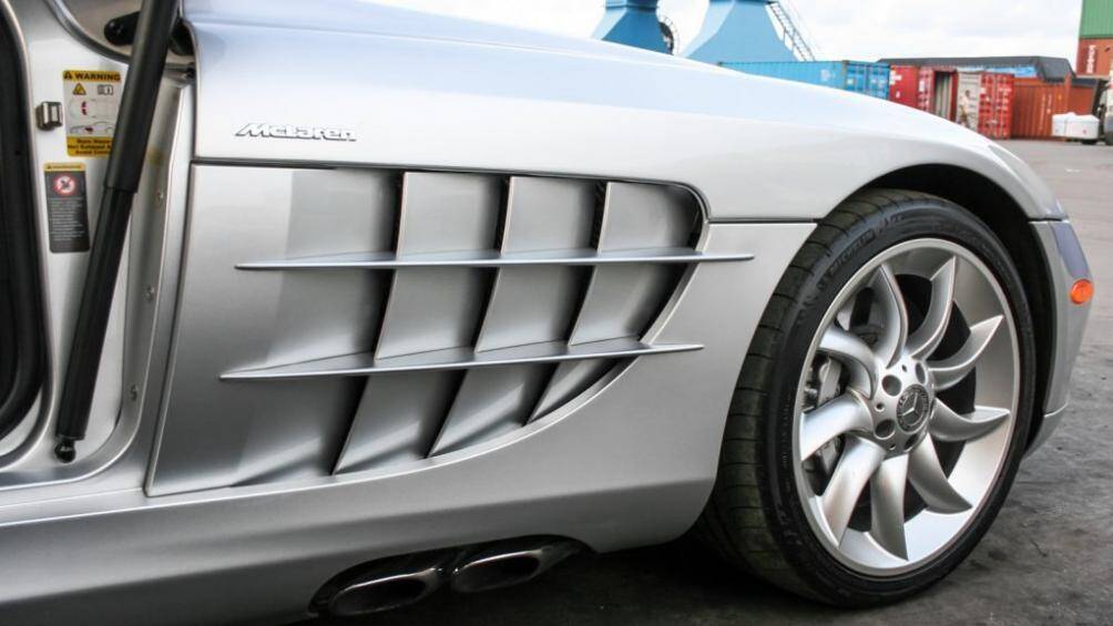 Logo của thương hiệu xe Anh Quốc McLaren đặt ở cuối cột A của xe