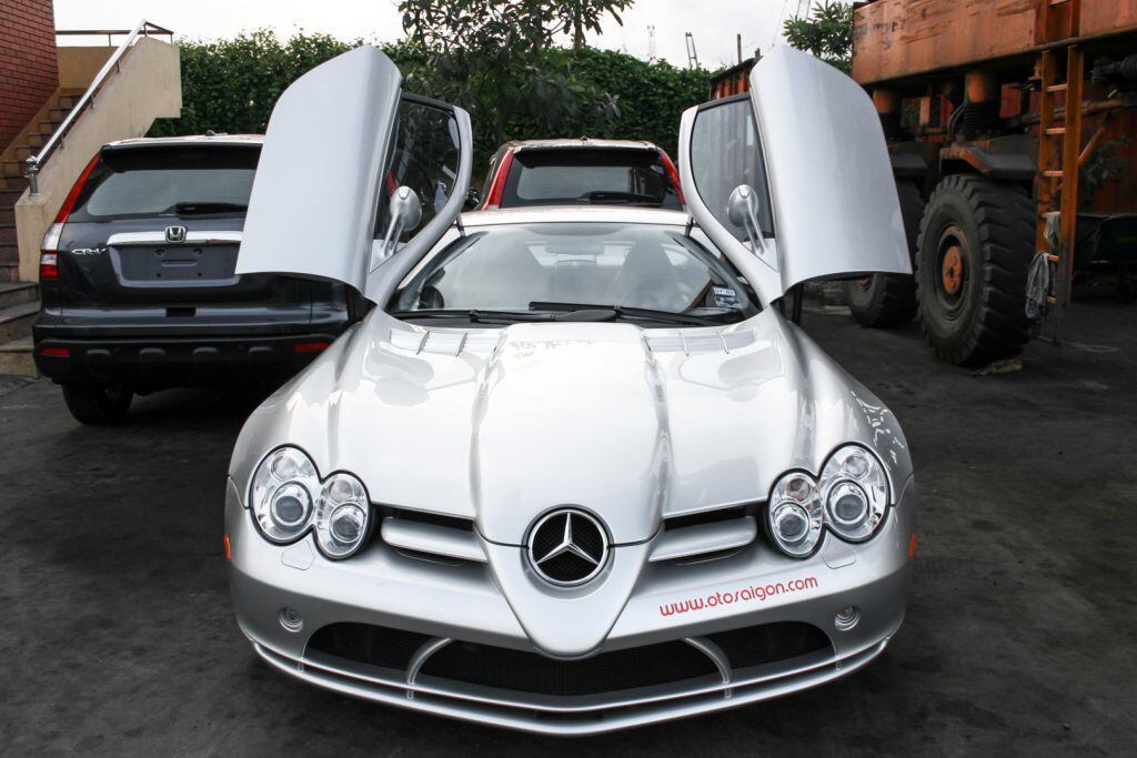 Cập bến Việt Nam chỉ sau chiếc Lamborghini Gallardo 1 năm, Mercedes SLR McLaren được xem là mẫu siêu xe “khủng” nhất Việt Nam lúc bấy giờ