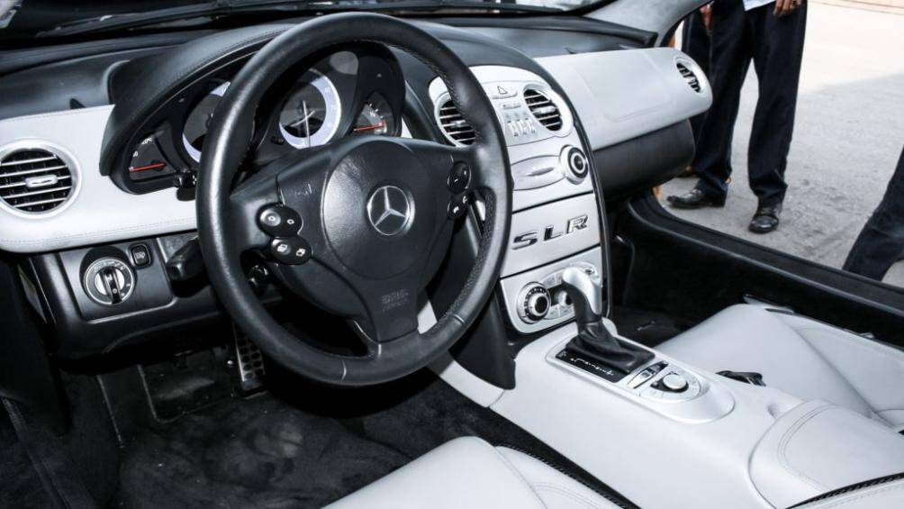 Ghế ngồi trên xe được bọc da cao cấp, đồng màu với bảng táp-lô và bệ tì tay, ghế ngồi thể thao trên xe có phần khung cấu tạo từ sợi carbon siêu nhẹ