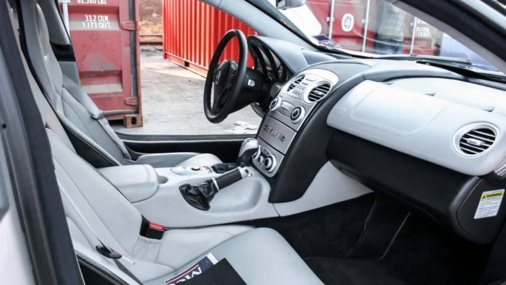 Khoang nội thất trên xe được phối màu tinh tế, mang đậm dấu ấn sang trọng từ Mercedes-Benz