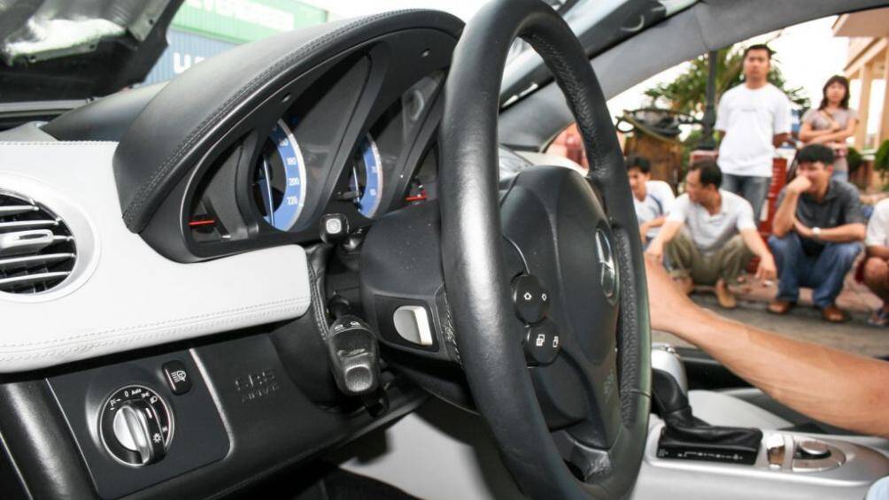 Vô-lăng 3 chấu được bọc da và khâu tay tỉ mỉ, đồng thời được tích hợp một số nút bấm cần thiết