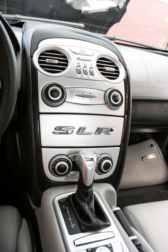 Một đặc điểm thú vị trên Mercedes-Benz SLR McLaren là cụm nút chuyển số thay cho lẫy chuyển số tay như những mẫu siêu xe khác