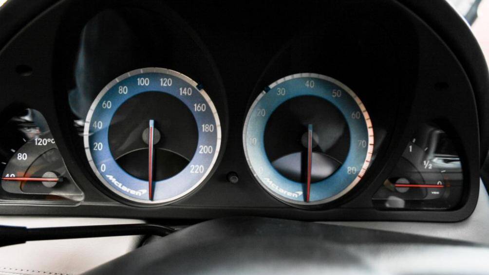 Cung cấp sức mạnh cho Mercedes-Benz SLR McLaren là khối động cơ V8 siêu nạp có dung tích 5.4 lít