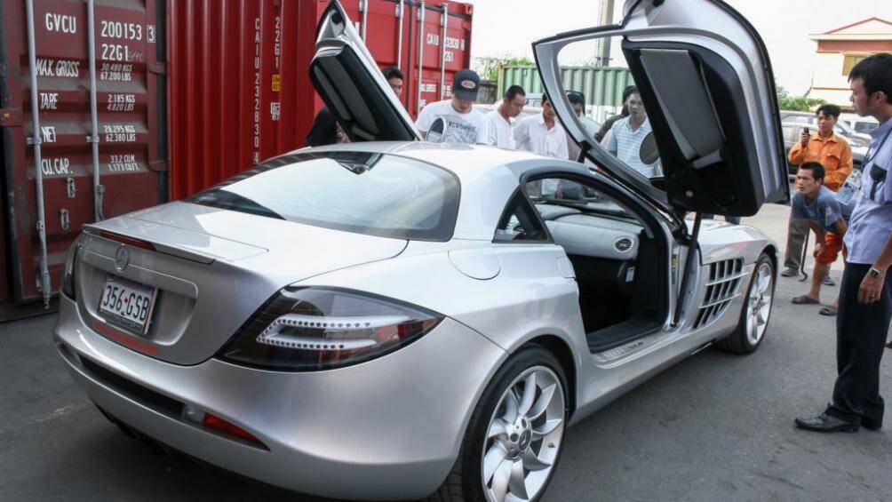 Khác với cửa cắt kéo, cửa mở dạng cánh bướm mang lại khoảng không rộng rãi để ra vào hơn