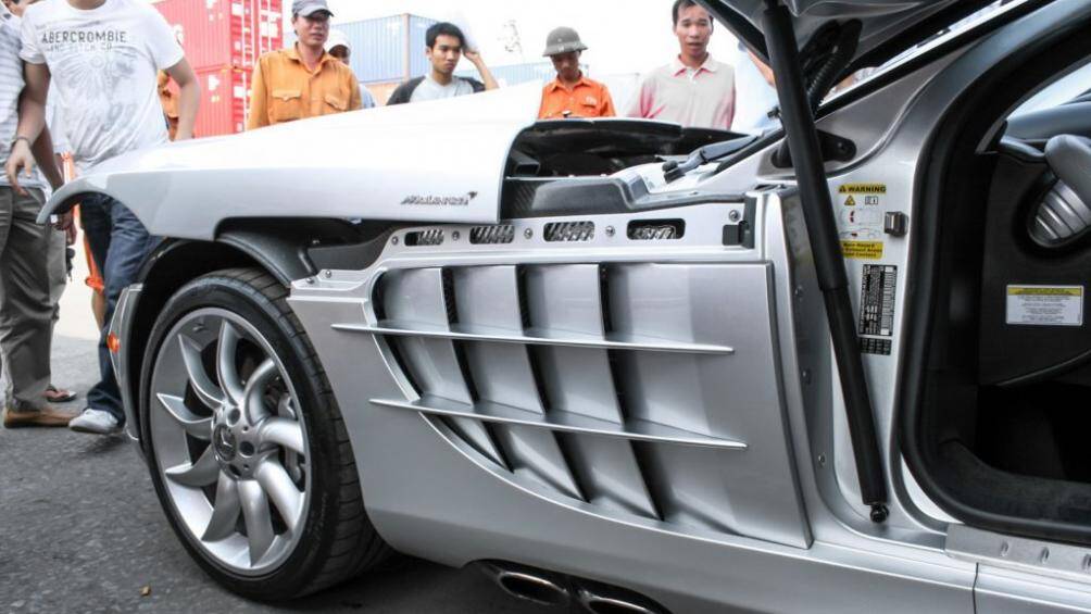 Ẩn phía sau là hệ thống phanh đĩa hiệu năng cao với đĩa phanh gốm có đường kính lớn và cùm phanh Mercedes-Benz sơn bạc