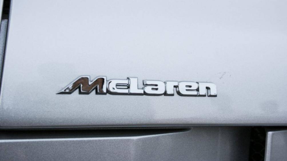 Xuất hiện ở vị trí trung tâm là logo Mercedes-Benz cỡ lớn được làm bằng kim loại, các đèn xi-nhan nằm hai bên hông xe