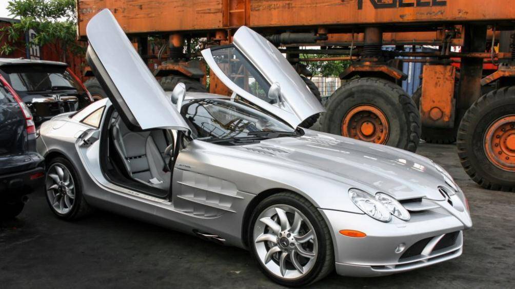 SLR McLaren sở hữu hệ thống ống xả đặt ngang thân xe và ngay sau hốc bánh trước với 4 chụp ống xả bằng kim loại