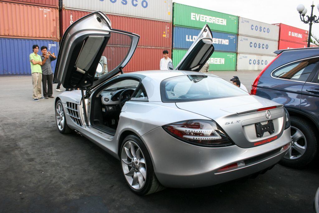 Ngoài ra, cản sau được trang bị bộ khuếch tán gió cỡ lớn sơn đen tương phản với lớp sơn bạc trên thân xe