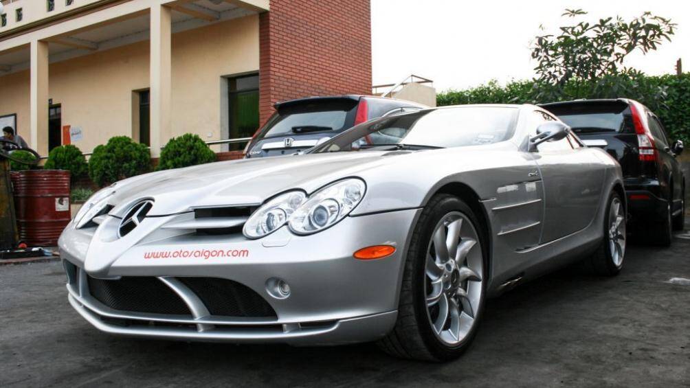 Gương chiếu hậu của xe có dạng tròn và được gắn cố định với cửa xe