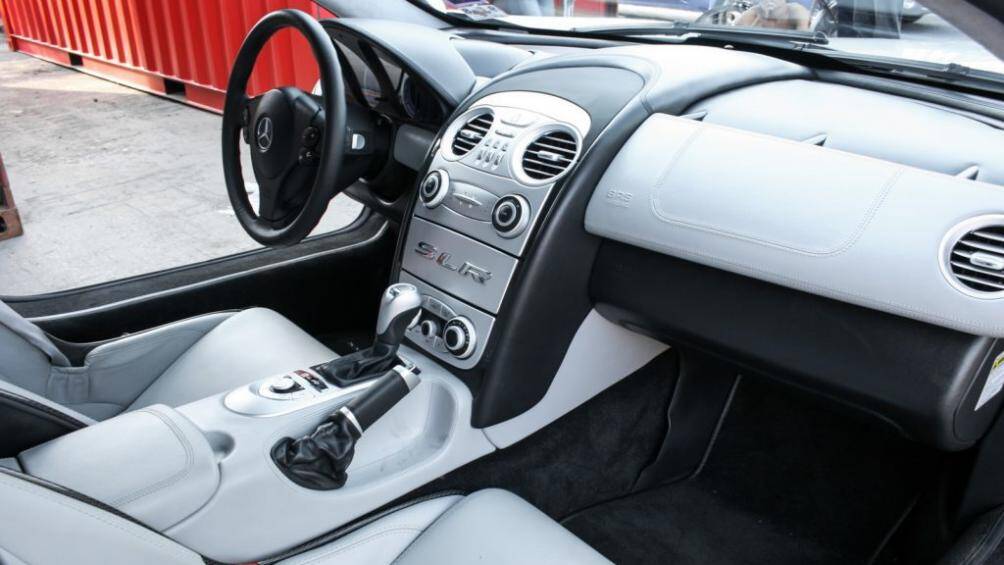 Bảng điều khiển trung tâm không quá cầu kỳ với sự xuất hiện của tên xe cùng các nút bấm điều khiển các chức năng giải trí...