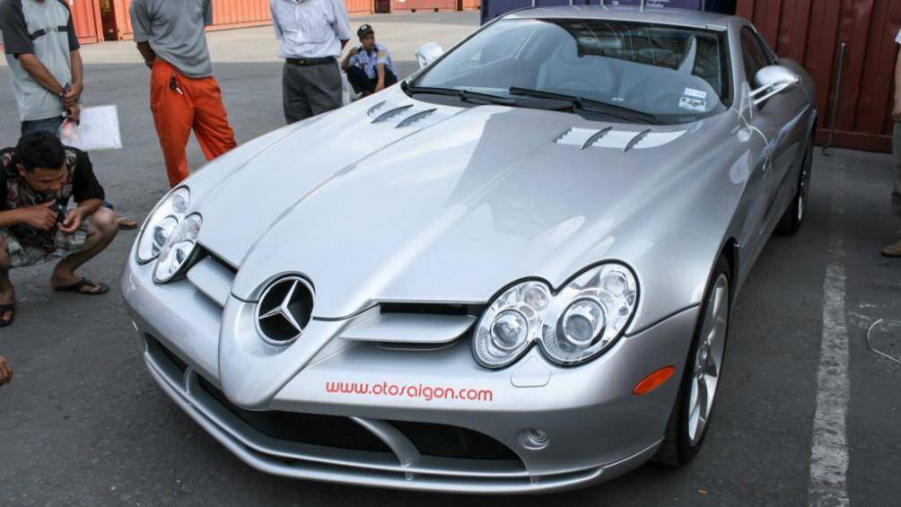 Chiếc SLR McLaren khoác lên mình lớp sơn bạc sáng bóng, tô điểm cho những đường nét thiết kế độc đáo của xe