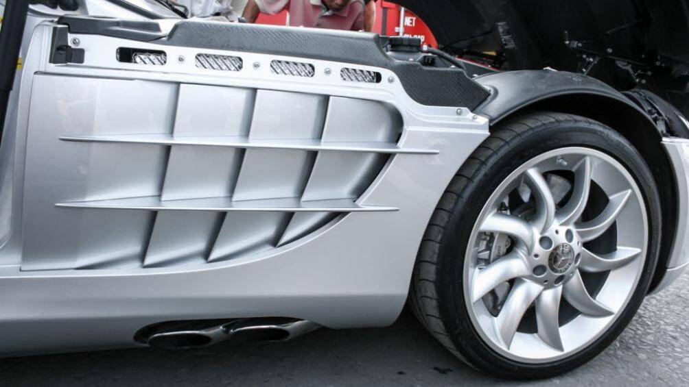 Ở hốc bánh trước, những khe thoát gió hình vẩy cá khá hầm hố gây ấn tượng mạnh