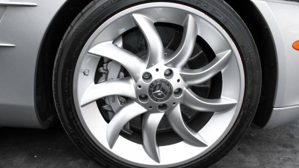 Bộ mâm của Mercedes-Benz SLR McLaren có thiết kế dựa trên các tua-bin, các bánh xe đều được sơn bạc tương tự lớp sơn ngoại thất