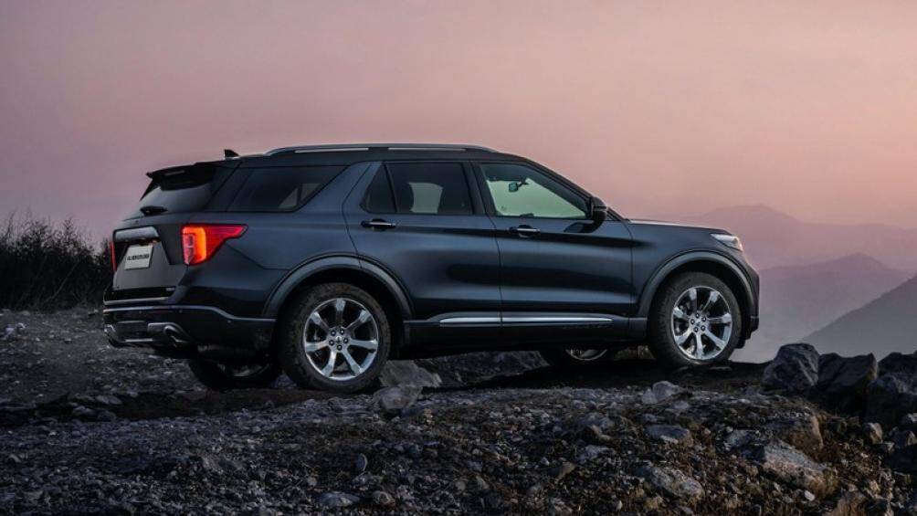 Có thể thấy qua hình ảnh về mẫu Ford Explorer Platinum, phần đầu xe có chút khác biệt so với mẫu xe tương đương đang được bán tại Bắc Mỹ