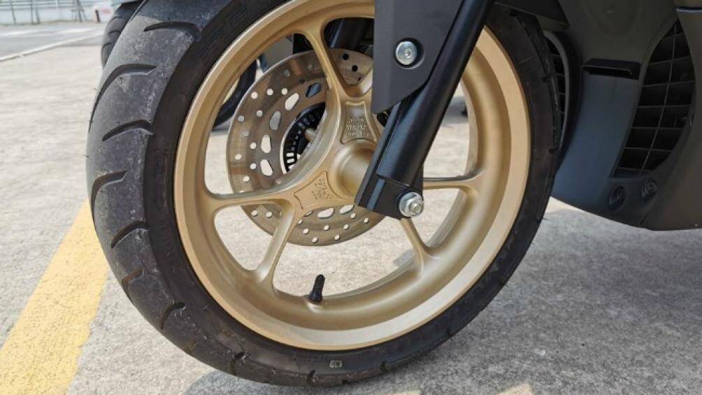 Cùng với đó xe vẫn được tích hợp phanh kết hợp giúp tăng cường sự an toàn khi dừng xe