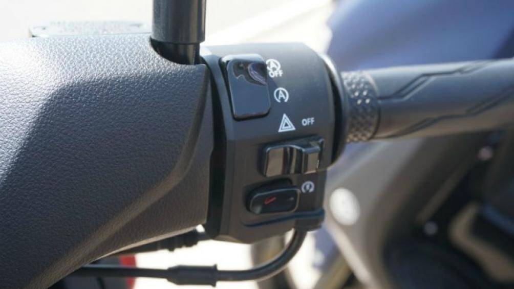 Bên cạnh đó, xe cũng được bổ sung hệ thống ngắt động cơ tạm thời giúp tăng cường khả năng tiết kiệm nhiên liệu