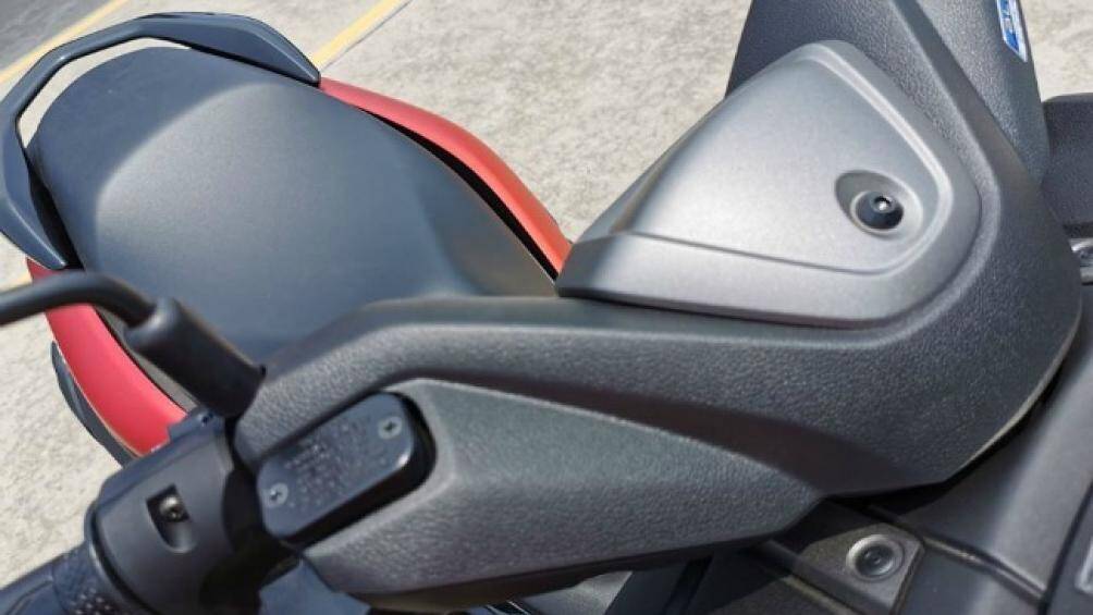 Yamaha NMAX 155 cũng đi kèm hệ thống phát điện thông minh giúp động cơ khởi động êm và nhanh hơn