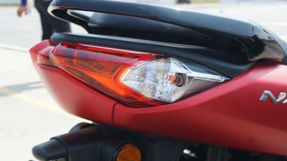 Xe cũng được trang bị hệ thống chiếu sáng full-LED trên toàn thân xe, và được bổ sung thêm đèn tín hiệu khẩn cấp Hazard.