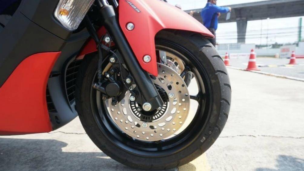 Phanh ABS và hệ thống kiểm soát lực kéo cũng là trang bị đáng giá trên thế hệ Yamaha NMAX mới được giới thiệu