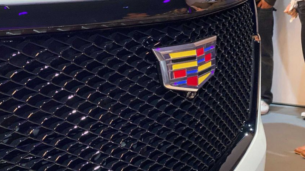 Đắt đỏ nhất trong danh sách này là phiên bản Cadillac Escalade Platinum 2021 Premium Luxury và Sport, kèm mức giá bán từ 101.745 USD (2,38 tỷ đồng)