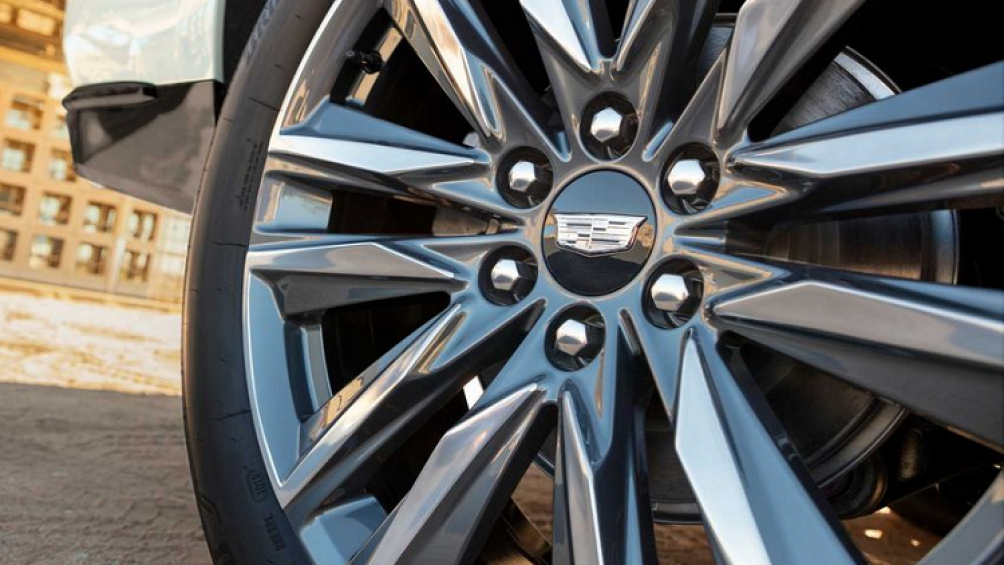 Về động cơ, hãng xe sang Cadillac của Mỹ mang tới 2 lựa chọn trên Escalade 2021 bao gồm khối máy xăng V8 6.2 lít tiêu chuẩn với 420 mã và 623 Nm