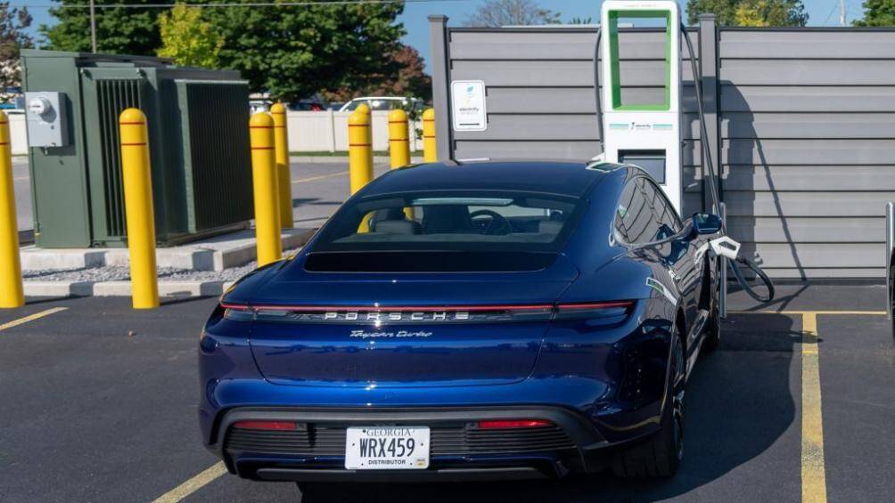 Theo Porsche, với pin được sạc đầy, Taycan Turbo có thể đi được 450 km liên tục