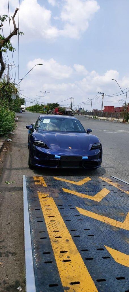 Xe thuộc phiên bản Taycan Turbo và sở hữu màu sơn ngoại thất Gentian Blue Metallic