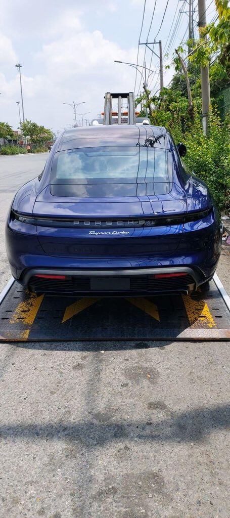 Porsche công bố giá bán cho Taycan Turbo ở mức 153.000 Đô-la, giá bán hiện tại của Taycan Turbo ở thị trường Việt Nam vẫn chưa được tiết lộ