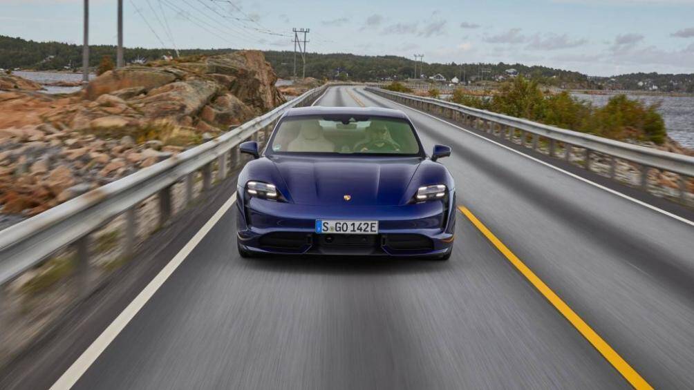 Porsche Taycan Turbo sử dụng động cơ điện với công suất tiêu chuẩn 616 mã lực, xe có khả năng tăng tốc 0 – 100 km/h trong 3 giây