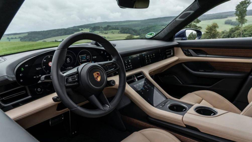 Nội thất của Taycan được thiết kế sang trọng, thoải mái. Porsche trang bị cho xe đến 4 màn hình, nổi bật với màn hình giải trí cho ghế phụ
