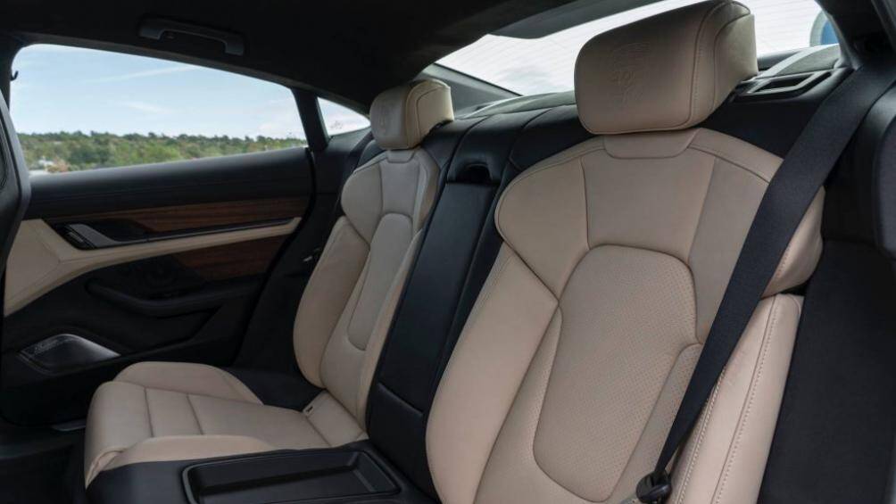 Ghế lái với màn hình cong 16,8 inch kiểu dáng tròn trịa, thiết kế đặc trưng Porsche