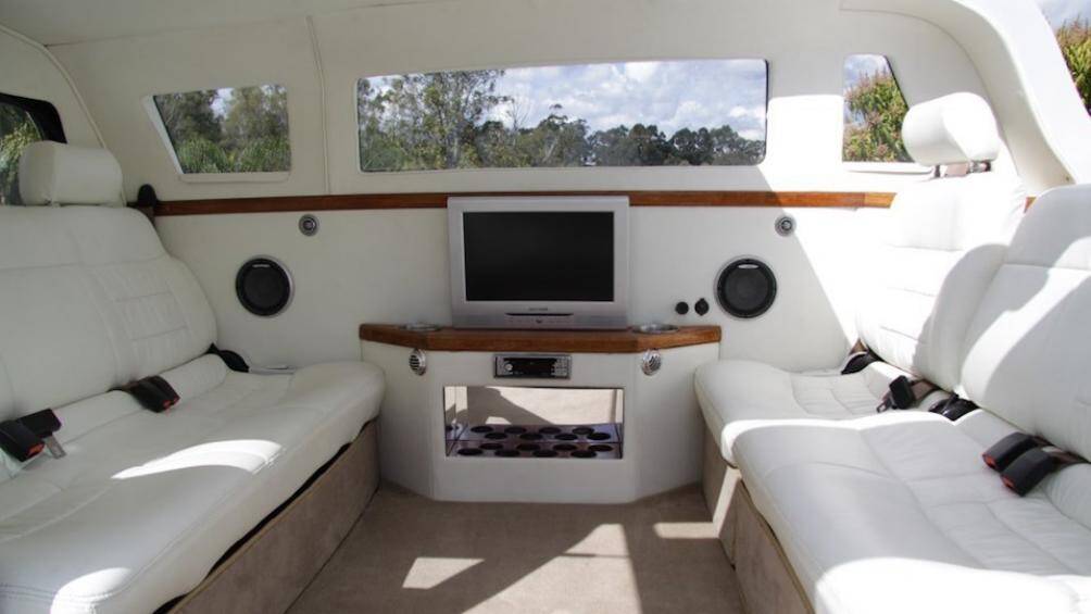 Trong khoang hành khách có 2 hàng ghế ngồi được bố trí đối diện nhau, ở giữa có khu vực giải trí với màn hình và quầy bar