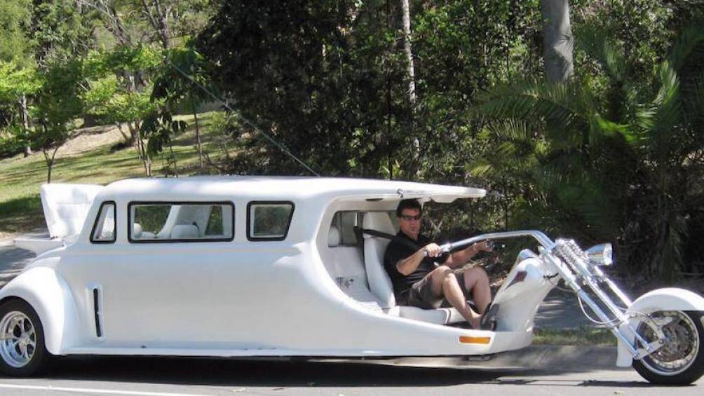 Sau khi làm xong nó dài 7 m và nặng 1,75 tấn. Nhìn qua video thì thấy phần trước là những thứ của một chiếc mô tô với tay lái rộng, phuộc kiểu chopper